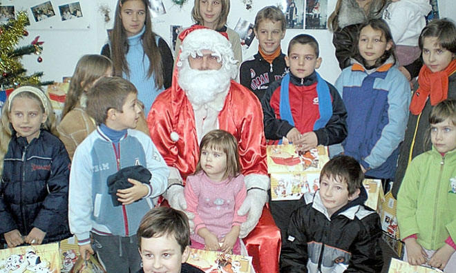 Obradujte najmlađe: Deca čekaju Deda Mraza