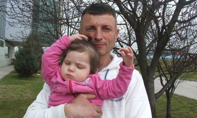 Ne spava od briga: Zoran Tutunović sa ćerkom Milicom