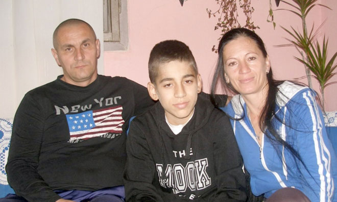 Naoružani nadom: Tata Dalibor, sin Sergej i majka Tijana Šević